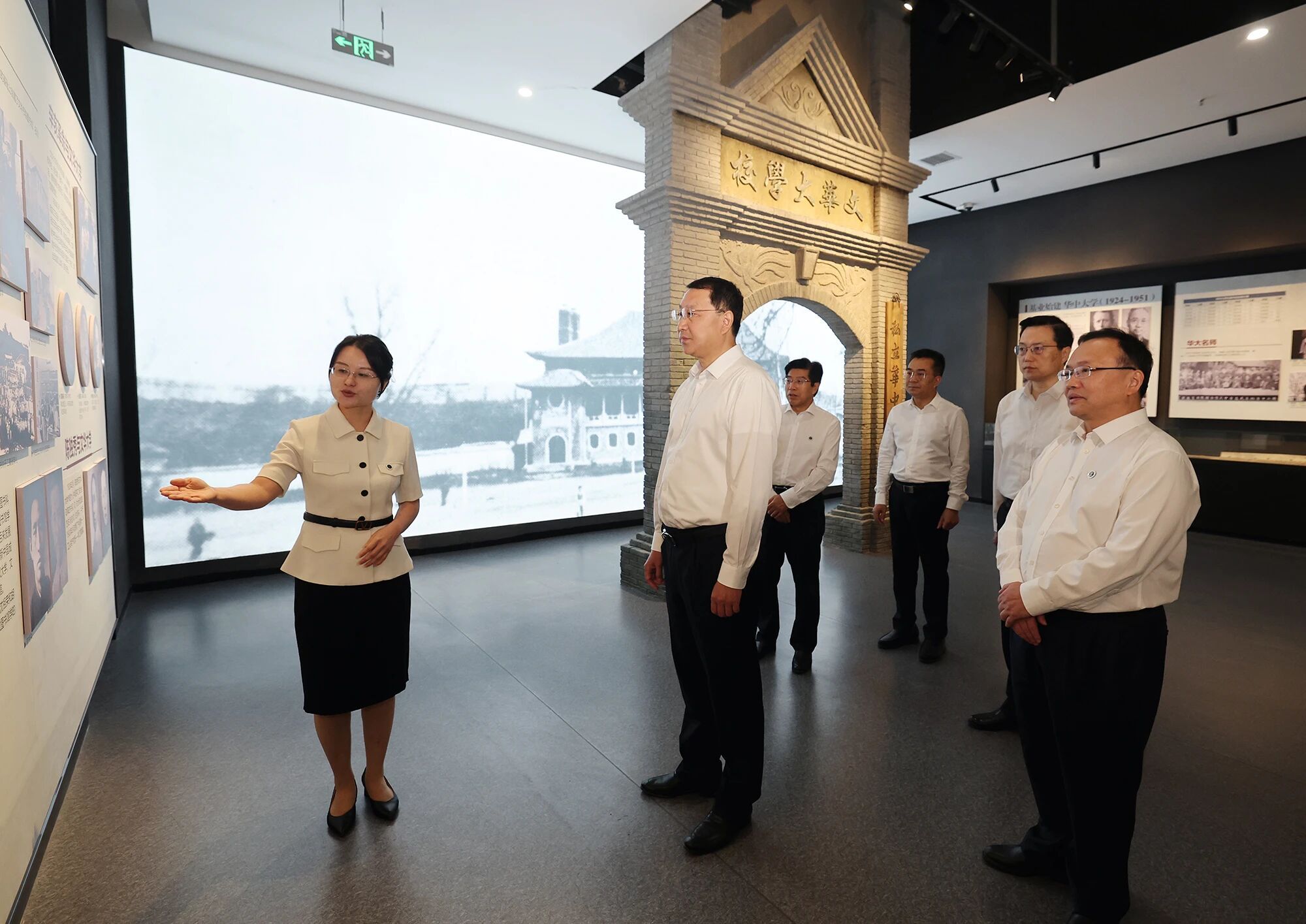 华中师范大学校园风光,绿树环绕中的校园建筑与道路