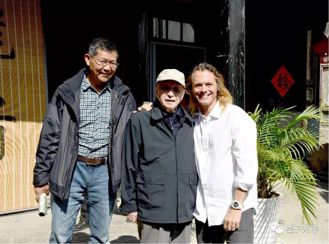 章先生在喜林苑,这个地方由在喜洲镇定居的美国人林登夫妇创办.