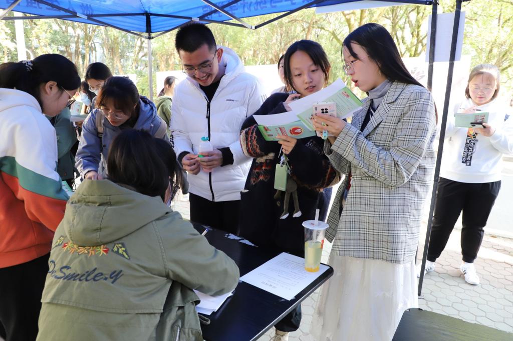 活动进行中,认真作答的同学们